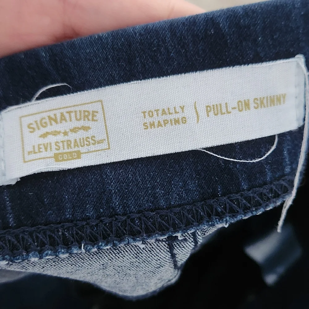 Signature by Levi Strauss & Co. Women's Totally Shaping Pull-on Skinny Jeans, 31